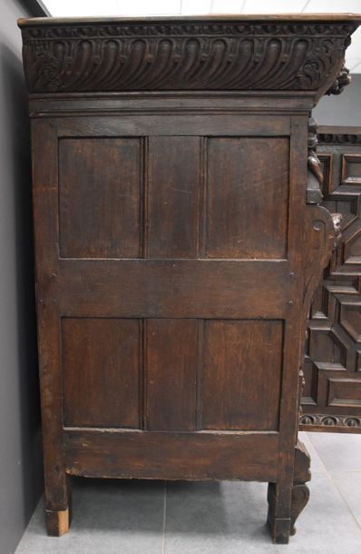 null Low oak sideboard, 17th century Flemish renaissance. Length: 170 cm, Height:...