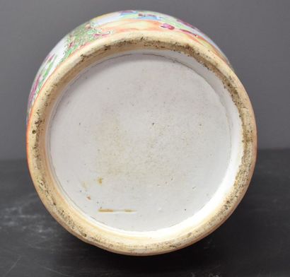 null Chinese porcelain vase, Canton. Ht 38 cm.