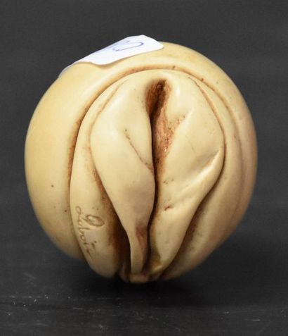 null Erotic netzuk with vulva decoration. Signed. length 4.5 cm.