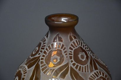 Charles Catteau ( 1880-1966) Charles Catteau ( 1880-1966). Vase en verre sablé art...
