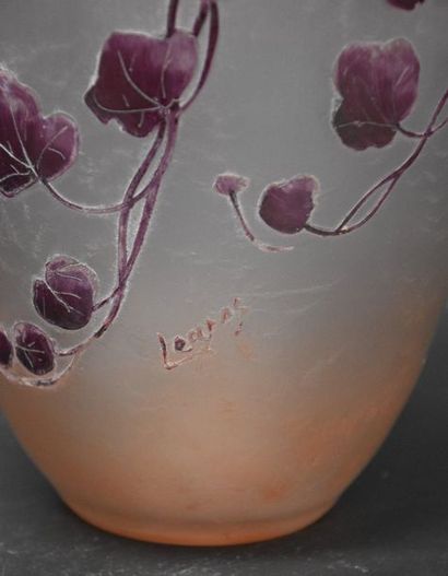 null Vase signé Legras à décor végétal dégagé à l'acide . Ht 36 cm.