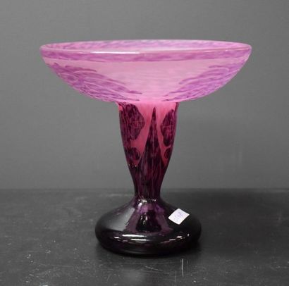 null Le Verre Français, coupe dégagée à l'acide à décors de dahlias ; ht 19 cm. Ø...