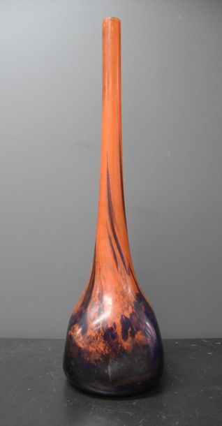 Antonin daum (1864-1930). Antonin daum (1864-1930). Soliflore en pâte de verre signé...