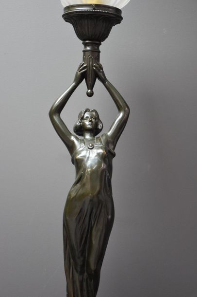 André Puyt ( 1873-1955) André Puyt ( 1873-1955). Lampe femme en bronze. 90 cm