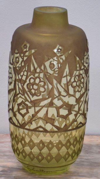 Charles Catteau ( 1880-1966) Charles Catteau ( 1880-1966). Vase art déco sablé de...