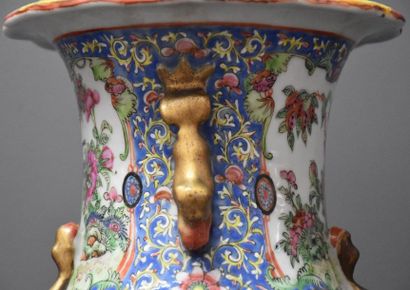 null Pair of Chinese porcelain vases, Canton XIX, bronze mount. Ht 51 cm.