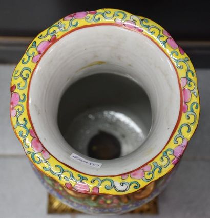 null Pair of Chinese porcelain vases, Canton XIX, bronze mount. Ht 51 cm.