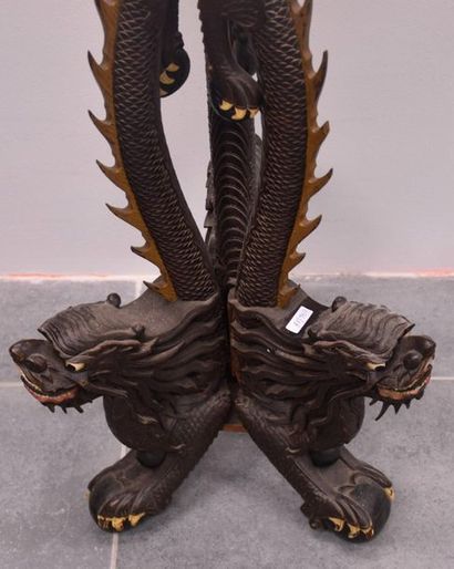 null Carved wooden selette decorated with dragons. Ht 111 cm.