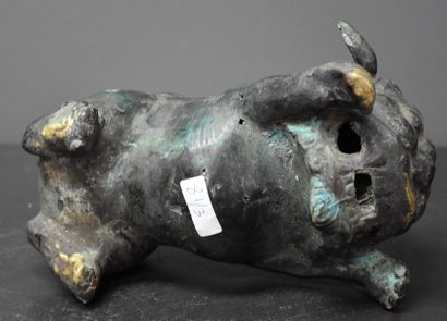 null Fô dog in ancient Chinese bronze. Length 21 cm, height 12 cm.