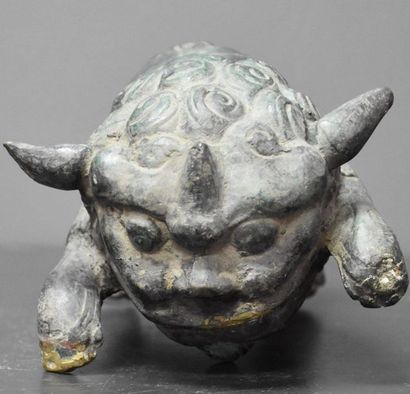 null Fô dog in ancient Chinese bronze. Length 21 cm, height 12 cm.