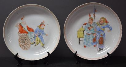 null "Pair of 18th century Chinese porcelain fruit bowls decorated with wise men...