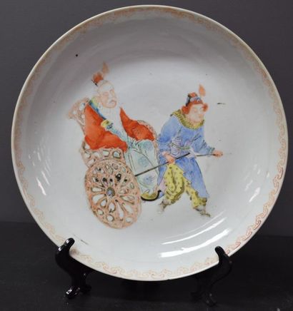 null "Pair of 18th century Chinese porcelain fruit bowls decorated with wise men...