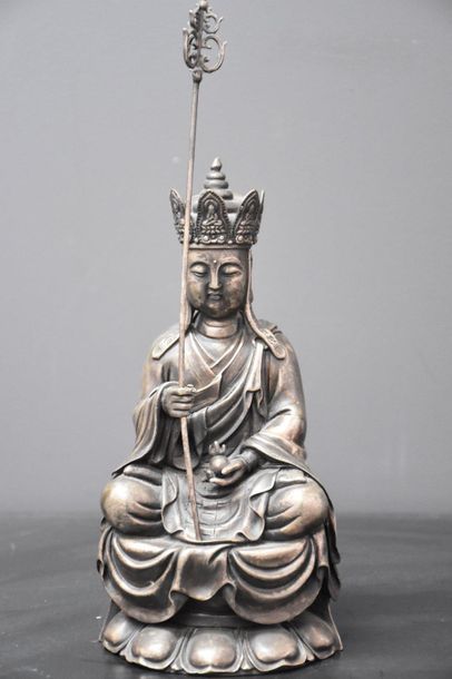 null Silver bronze Chinese deity. China early XX th century. Ht 30 cm.