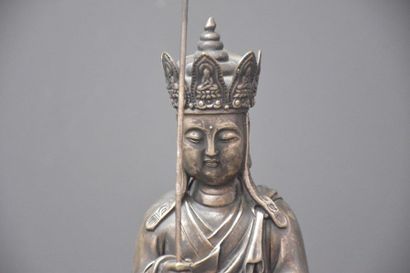 null Silver bronze Chinese deity. China early XX th century. Ht 30 cm.