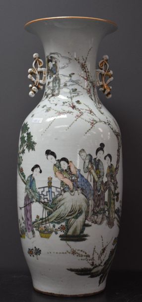 Chinese porcelain vase around 1900 with ladies'...