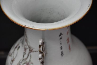 null Chinese porcelain vase around 1900 with ladies' decorations. (slight shine on...