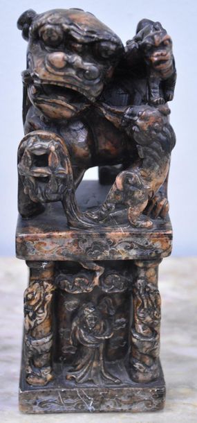 null Pair of Chinese hard stone seals decorated with fô dogs with carved base of...