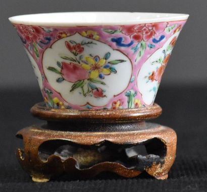 null Pink family Chinese porcelain pouch (very very slight égrenures). Ht 4 cm Ø...