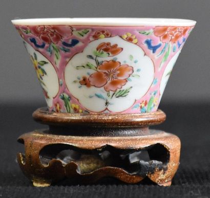 null Pink family Chinese porcelain pouch (very very slight égrenures). Ht 4 cm Ø...