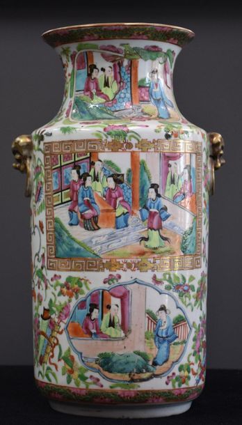 null Pair of Canton porcelain vases, late 19th century decorated with animated scenes....