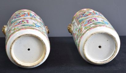 null Pair of Canton porcelain vases, late 19th century decorated with animated scenes....
