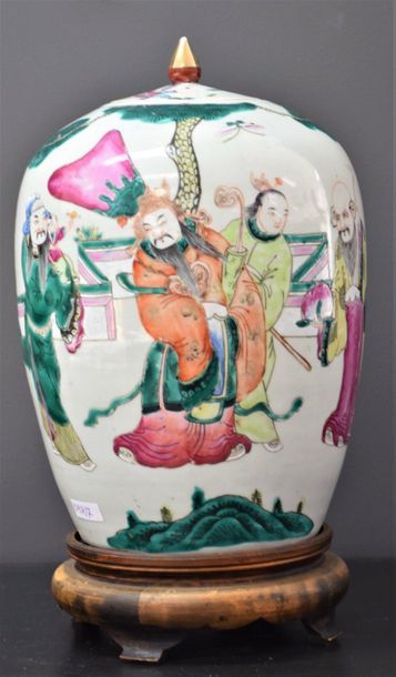 null Chinese porcelain ginger jar decorated with 3 dignitaries. Ht 31 cm.