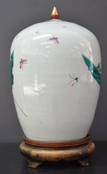 null Chinese porcelain ginger jar decorated with 3 dignitaries. Ht 31 cm.