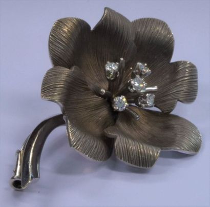 White gold and diamond brooch, 11.9 g.