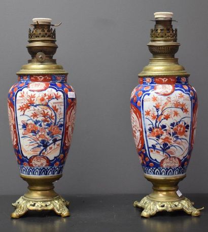 null Pair of Japanese porcelain lamps. Imari. Ht 40 cm, without glasses .