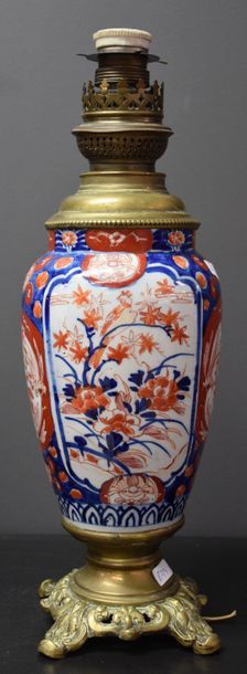 null Pair of Japanese porcelain lamps. Imari. Ht 40 cm, without glasses .