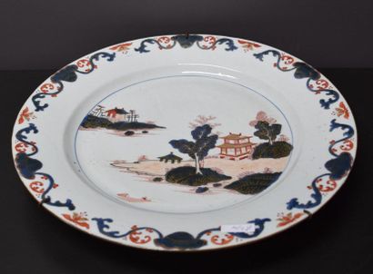 null Grand plat en porcelaine de Chine façon Imari Ø 38,5 cm.