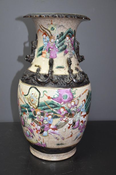 null Vase in porcelain of Nanking with warriors decoration. Ht 36 cm .
