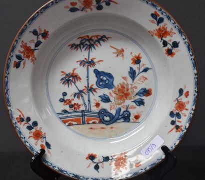 null Chinese porcelain plate XVIII th century, Imari design. Slight shine