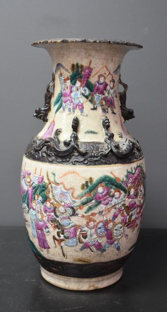 null Nanking porcelain vase with horsemen decoration . Ht 36 cm .
