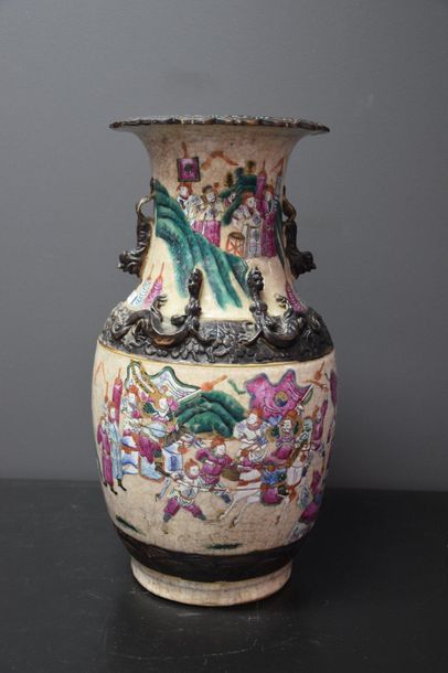 null Nanking porcelain vase with horsemen decoration . Ht 36 cm .