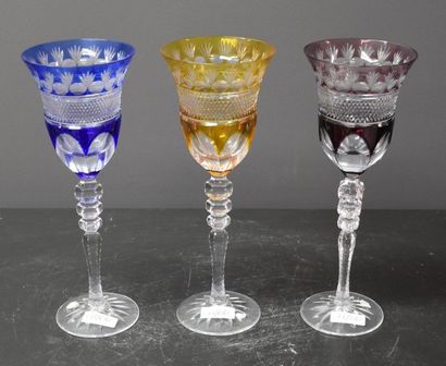 null Carafe en cristal taillé accompagnée de 3 verres . ( carafe ht 38 cm, verres...