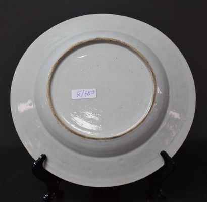 null Chinese porcelain plate of the Compagnie des Indes XVIII th century, very slight...