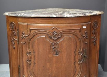 null Curved oak corner with marble 18 th century. Back legs to be restored. 78,5...