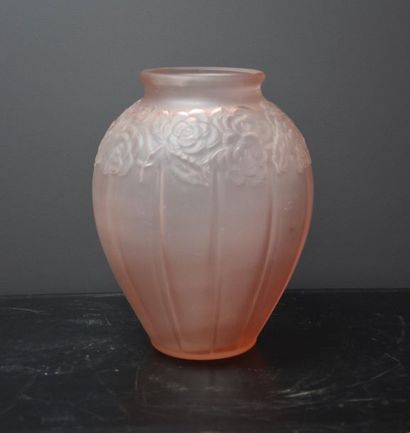 null Moulded glass vase with art deco floral decoration. Ht 30 cm .