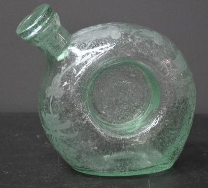 null Lot de 2 carafes en verre vert soufflé vers 1900. Ht 33 et 15 cm.