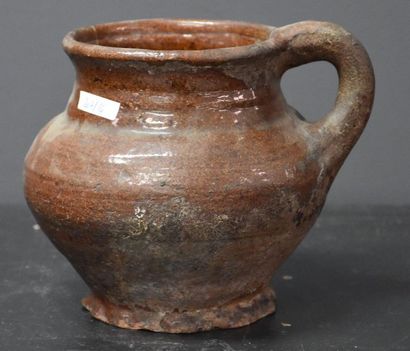 null Set of 2 glazed earthenware jugs. Medieval Flanders. Ht 15 and 10 cm .