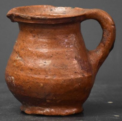 null Set of 2 glazed earthenware jugs. Medieval Flanders. Ht 15 and 10 cm .