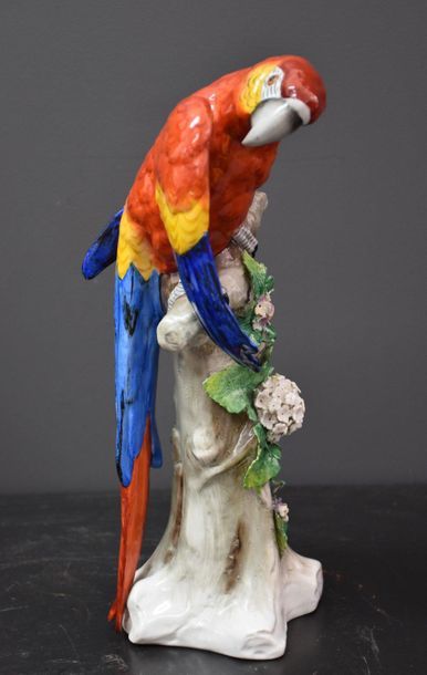 null Pair of parrots in German polychrome porcelain. Ht 31 cm .