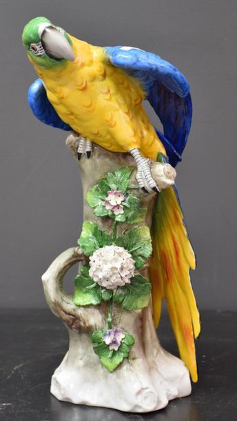 null Pair of parrots in German polychrome porcelain. Ht 31 cm .