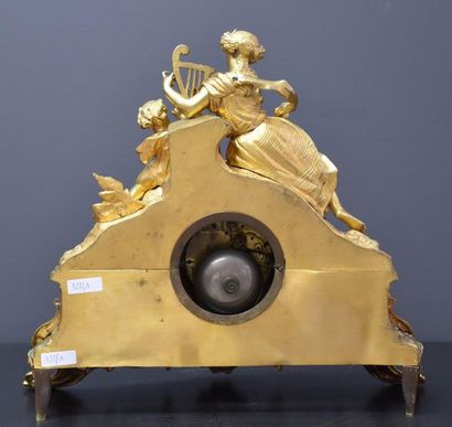 null Gilt bronze clock "woman with a child playing a musical instrument". Ht 35 cm...