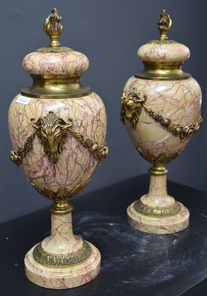 null Pair of cassolettes in pink veined marble and bronze ram heads . Ht 44 cm .