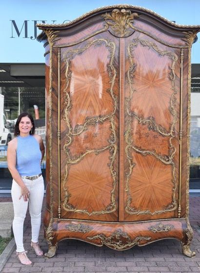 null Exceptional Parisian wardrobe curved on 4 sides richly decorated with gilded...