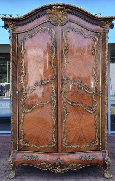 null Exceptional Parisian wardrobe curved on 4 sides richly decorated with gilded...