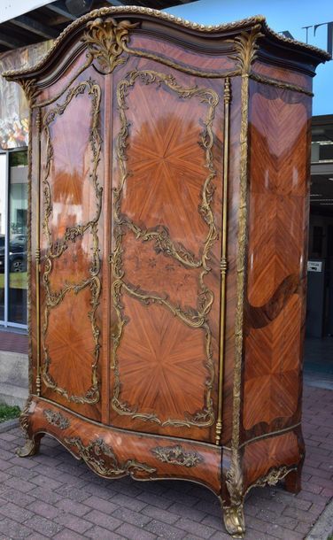 null Exceptional Parisian wardrobe curved on 4 sides richly decorated with gilded...