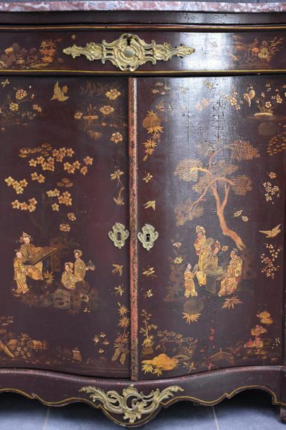 null Napoleon III curved furniture in Chinese lacquer opening on two doors . Rich...